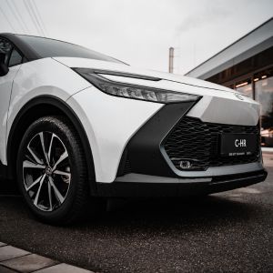toyota c-hr weiß von der seite