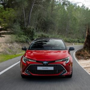 toyota corolla auf der straße in rot