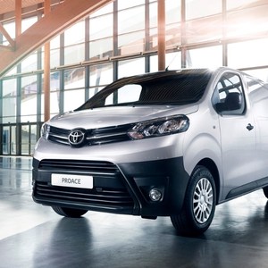 Toyota Proace grau von vorne rechts