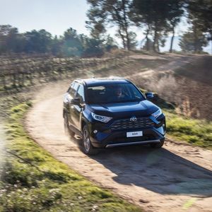 Ob Stadtverkehr, Autobahn oder Landstraße – der Toyota RAV4 überzeugt durch ausgeglichenes Fahrverhalten.