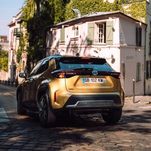 Als selbstladender Hybrid nutzt der Yaris Cross die Vorteile von Elektro- und Verbrennungsmotor.